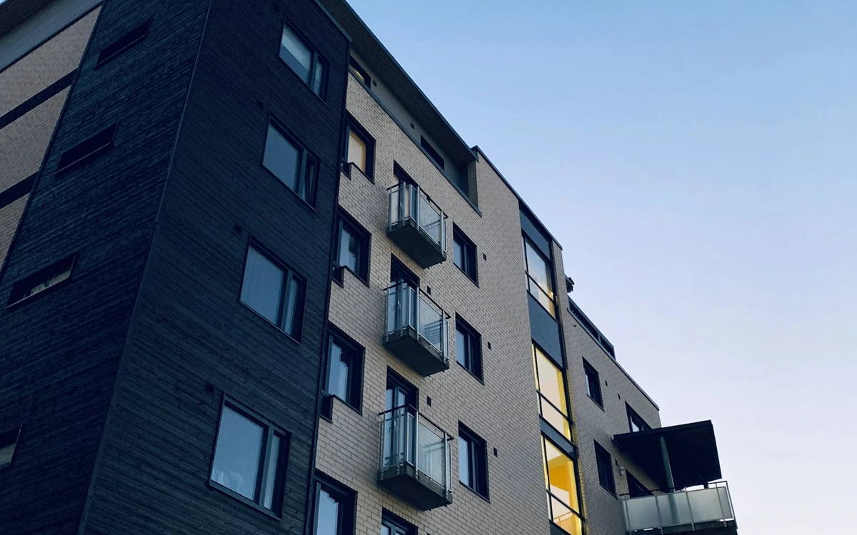 Gebäudeintegrierte Photovoltaik (BIPV): Solarfassaden & Glas-Glas-Module 2026